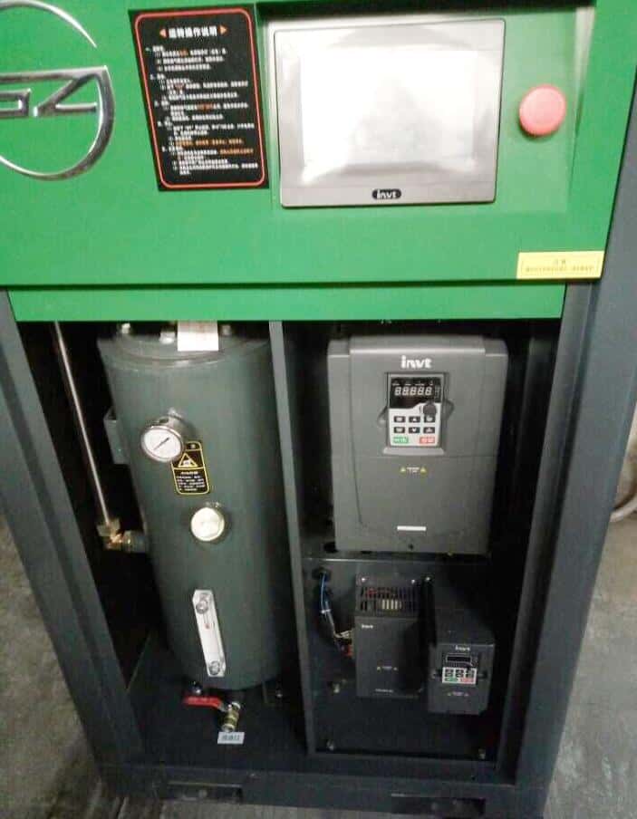 薩震服務(wù)工程師在安裝調(diào)試機(jī)器